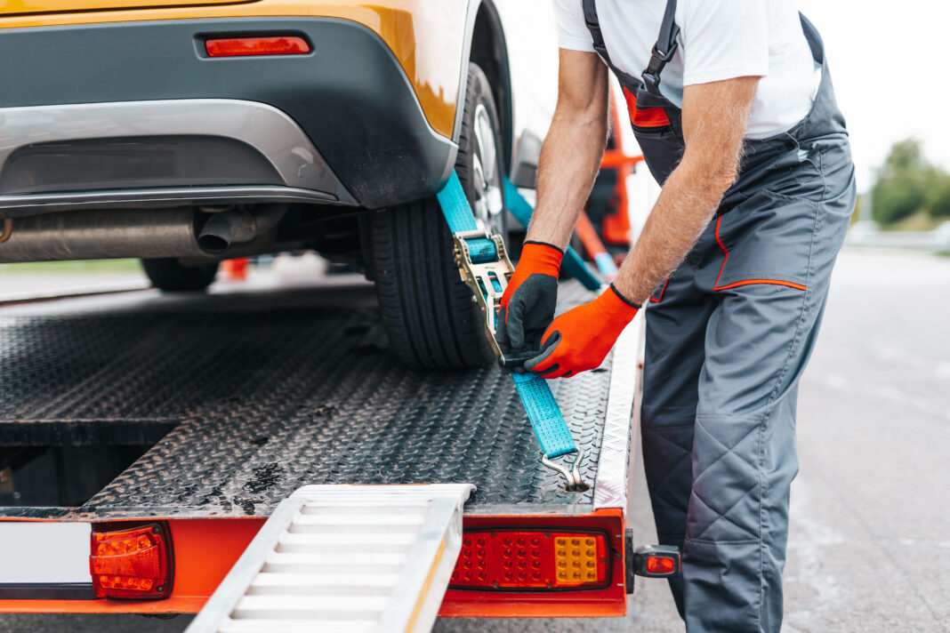 Handsome,Senior,Man,Working,In,Towing,Service,On,The,Road.