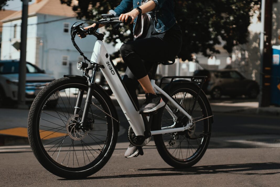 kbo-bike-kXP41LVdcv0-unsplash White e-bike depicted on road