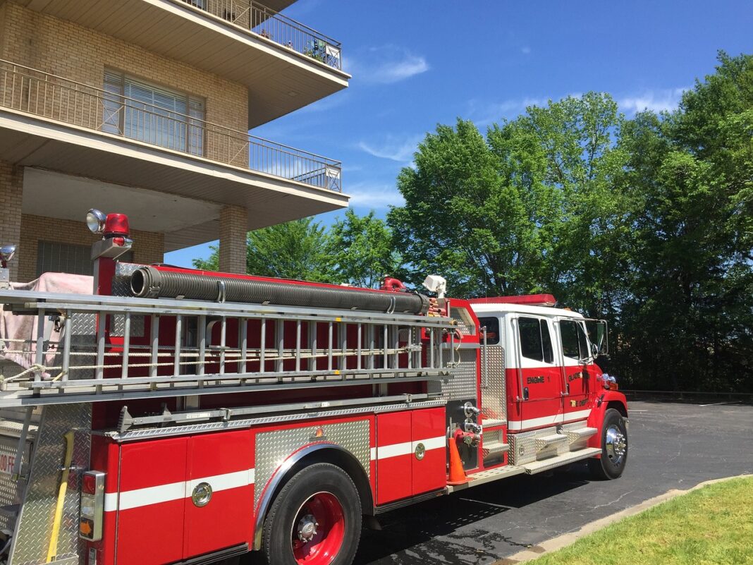 fire-truck-2746292_1280 firetruck arrives at scene of apartment fire