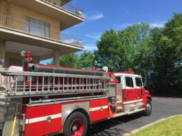 Apartment Fire in Fair Oaks Kills 1 firetruck arrives at scene of apartment fire